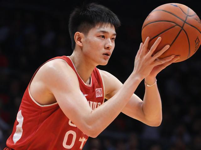 jiuyou.com_ 中国体育界携手推动篮球运动“走出去”，拓展国际市场，当前中国篮球运动推向推进职业化进程的关键是