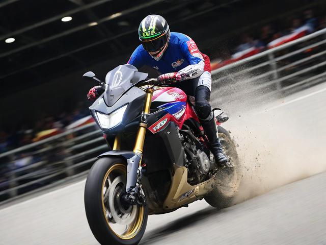 九游体育网站_ 传奇骑手列车表演，骑术展示精彩纷呈