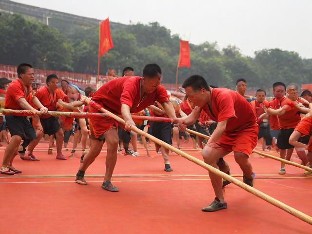 九游体育网站_ 传统民间竞技：拔河比赛热血来袭，传统体育项目拔河