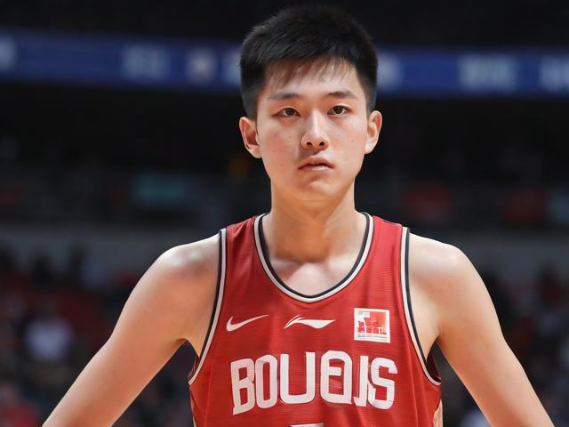 jiuyou.com_ 中国篮球新星崭露头角，年轻球员成为关注焦点，中国篮球运动员新星