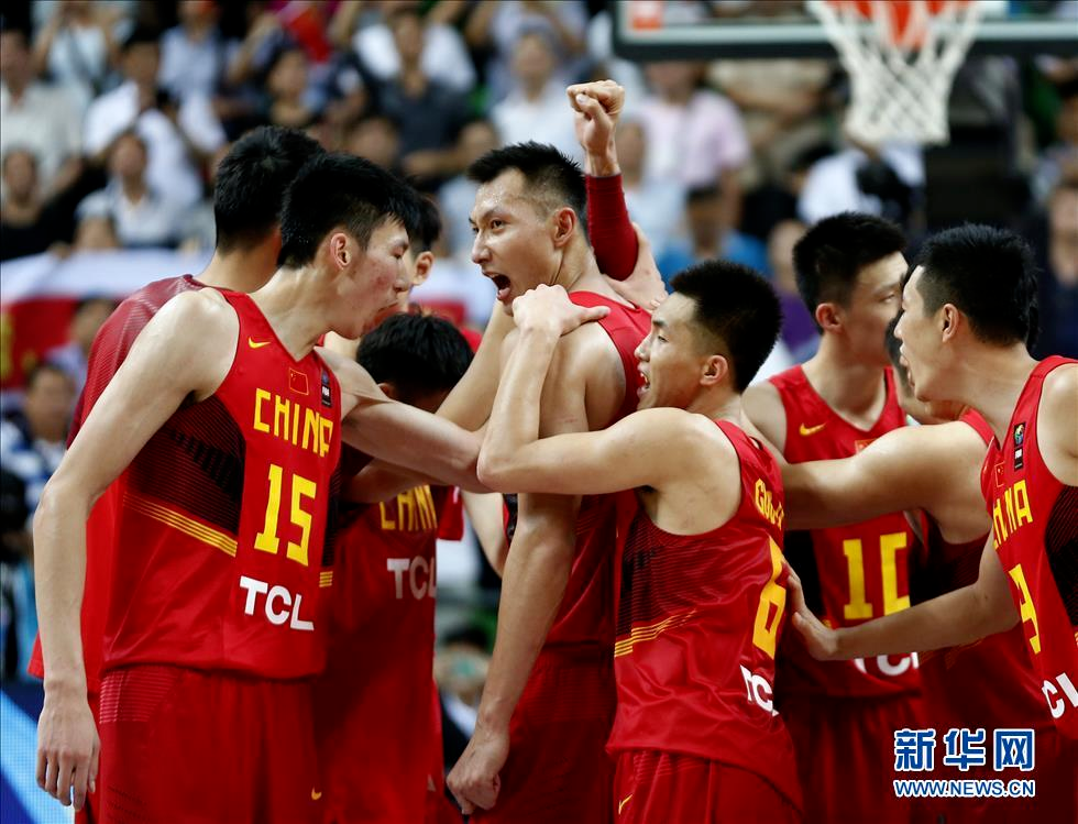 中国篮球运动员签约国际俱乐部，闪耀海外赛场