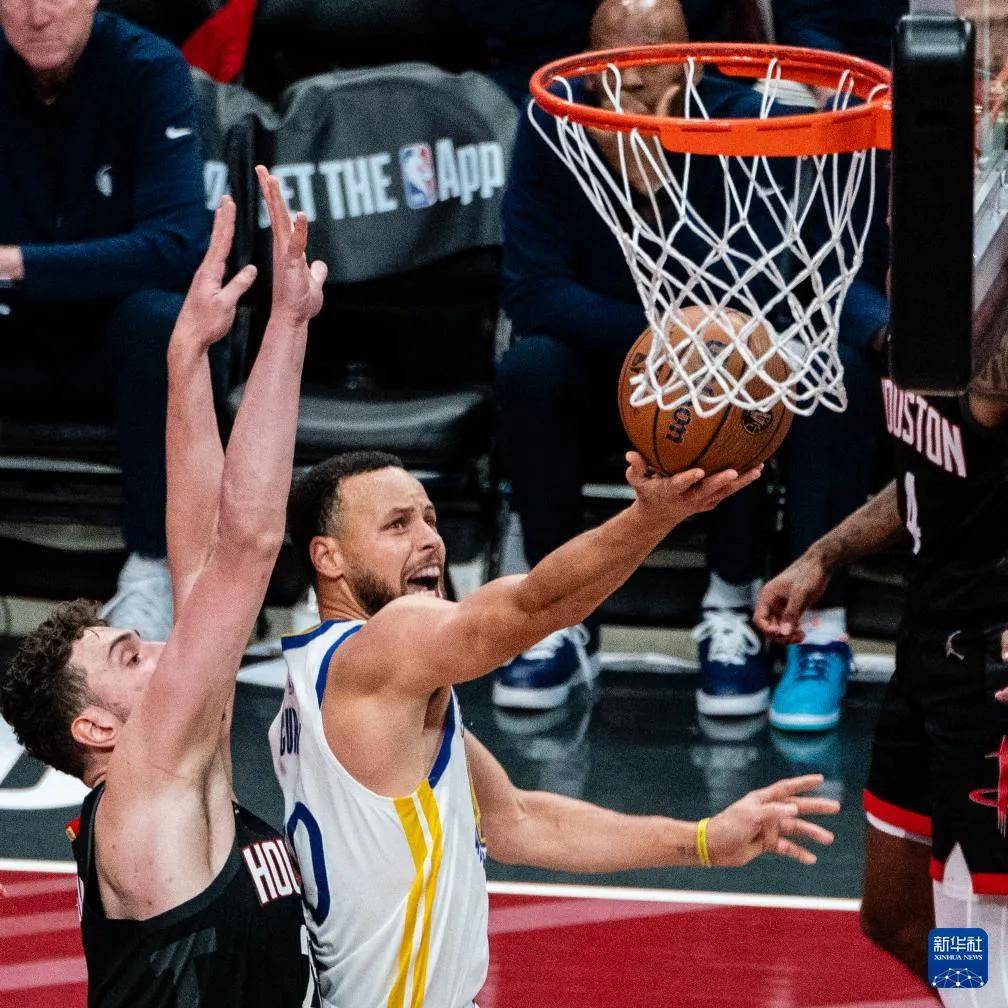2018年季后赛：库里在与火箭的系列赛中投中史上最长距离的三分球，震撼全场！的简单介绍