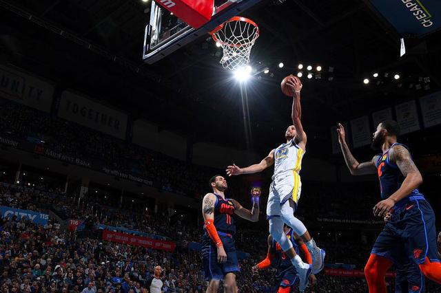 芝加哥之战：斯托亚科维奇在关键时刻，一记“贴地飞行”扣篮震撼全场！的简单介绍