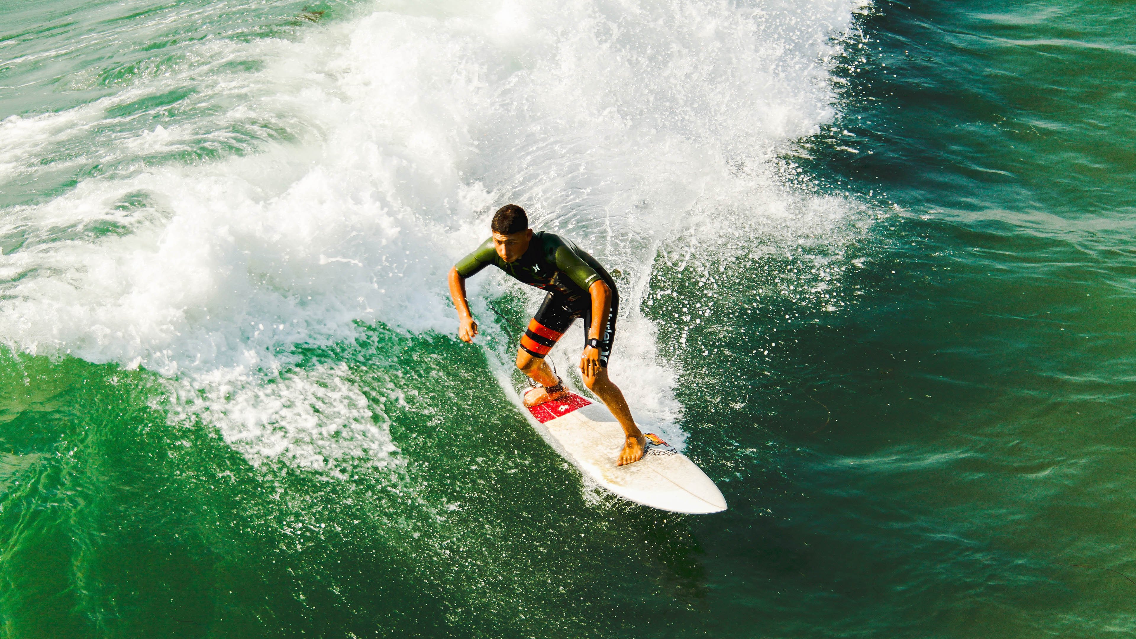 英超球迷狂热支持,爆满现场打Call,英超球迷网在线直播